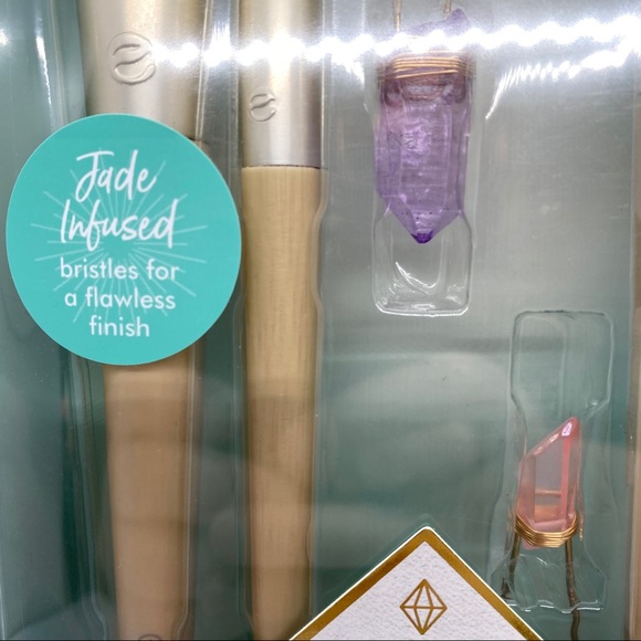 Ecotools Glossy Finish Jade-infused Brushes - Picture 2 of 3